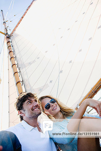 Paar auf einem Segelboot lächelnd