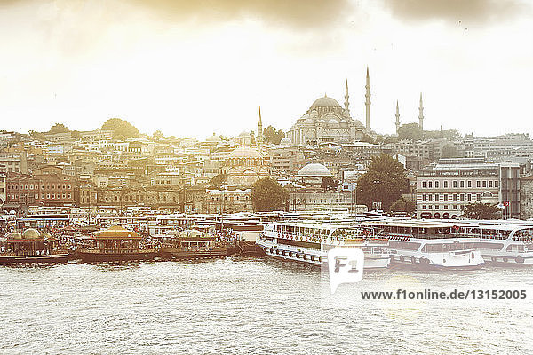 Blick auf die Uferpromenade und die Hagia Sophia Kirche  Istanbul  Türkei