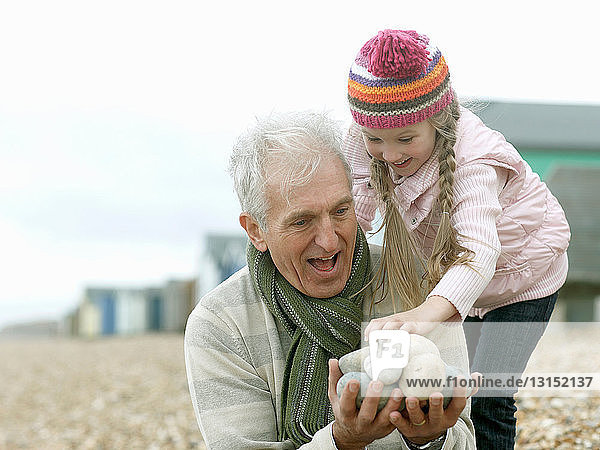 Großvater und Enkelin am Strand