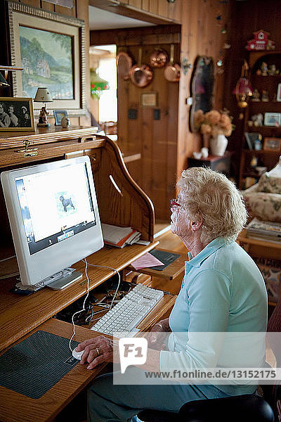 Ältere Frau arbeitet am Computer