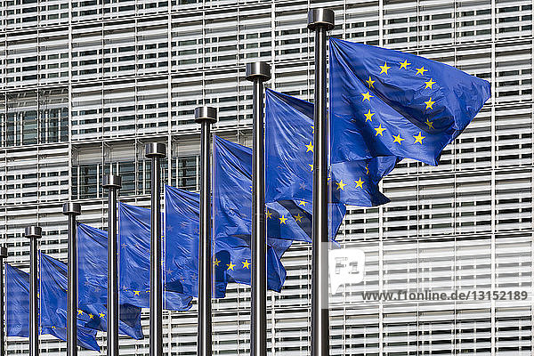 Reihe europäischer Flaggen vor dem Berlaymont-Gebäude  Sitz der Europäischen Kommission  Brüssel  Belgien