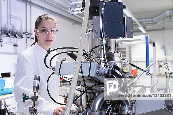 Porträt einer Laborantin mit wissenschaftlicher Ausrüstung