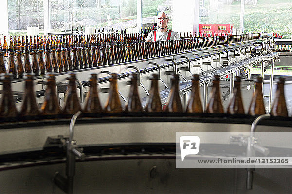 Bierflaschen am Fließband in einer Brauerei