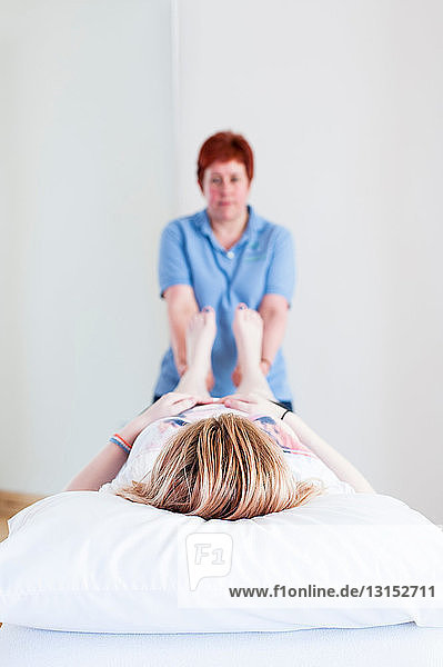 Frau gibt Massagebehandlung