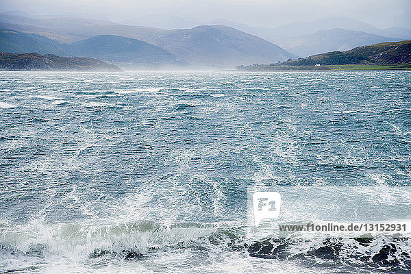 Wilde Winde  die über ein Seeufer fegen  Highland  Schottland