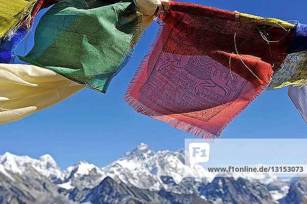 Tibetische Gebetsfahnen mit Blick auf das Everest-Massiv vom Renjo La  Nepal