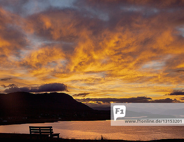 Sonnenuntergang über einem See  Assynt  Schottland