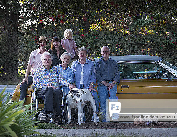 Familienporträt in der dritten Generation mit Hund