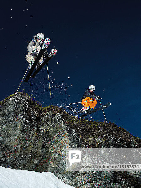 Skifahrer springen über Felsen