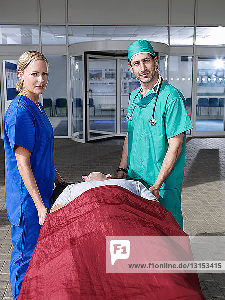 Arzt und Krankenschwester mit einem Patienten auf einer Bahre