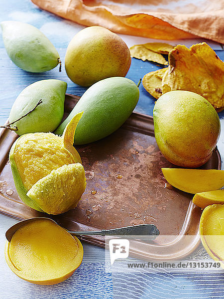 Hohe Winkelansicht von frischen Mangofrüchten auf einem Holztablett