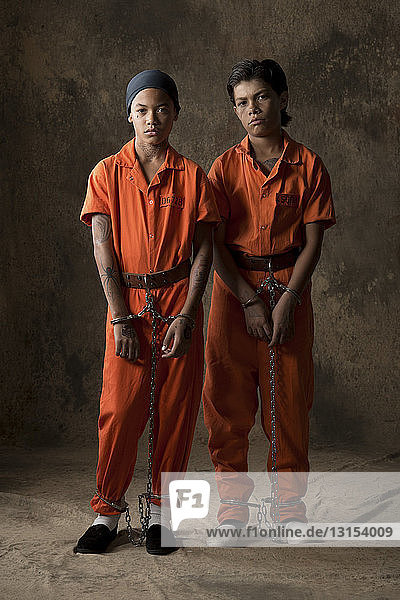 Studio-Porträt von zwei Jungen in Handschellen und Ketten