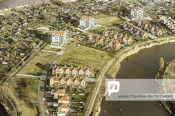 Luftaufnahme einer Wohnsiedlung am Flussufer  Bremerhaven  Bremen  Deutschland