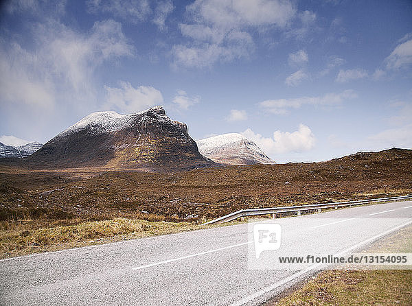 Straße am Berg Stac Pollaidh vorbei  Assynt  Schottland