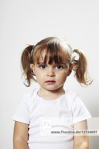 Porträt eines jungen Mädchens mit Zöpfen
