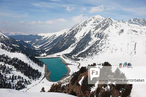 Skifahrer in einer Berg- und Seenlandschaft  Kuhtai  Österreich