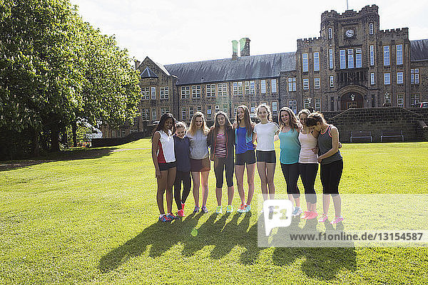 Eine Gruppe von Studenten macht eine Pause auf dem Feld