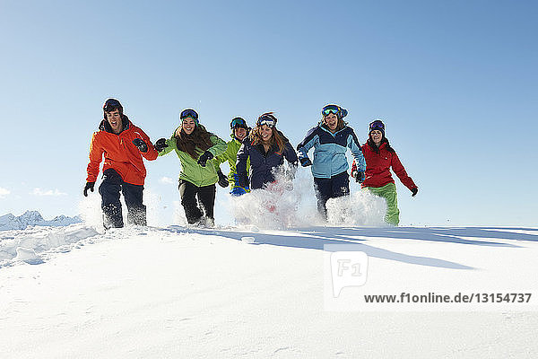 Freunde laufen im Schnee  Kuhtai  Österreich
