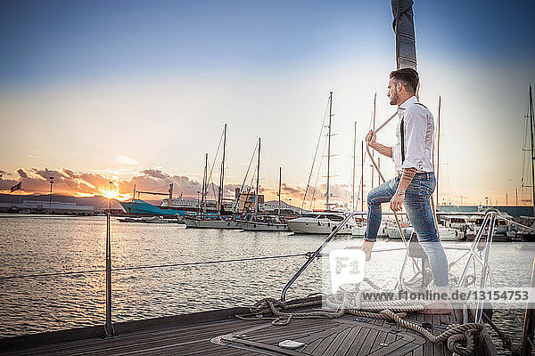 Junger Mann entspannt sich auf einer Yacht  Cagliari  Sardinien  Italien