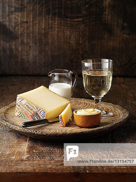 Gruyere-Käse mit Senftopf und Weißwein (Zutaten für Hummer Thermidor)