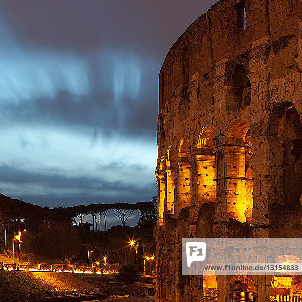 Kolosseum in Rom bei Nacht beleuchtet