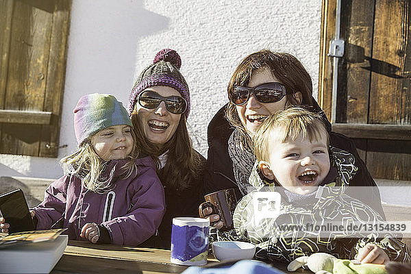 Familie im Urlaub  Achenkirch  Tirol  Österreich