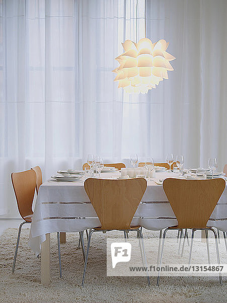 Modern gedeckter Tisch für eine Dinnerparty