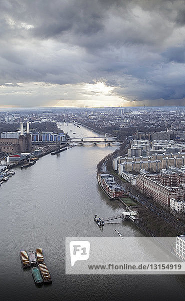 Luftaufnahme der Themse und des Kraftwerks Battersea London  UK
