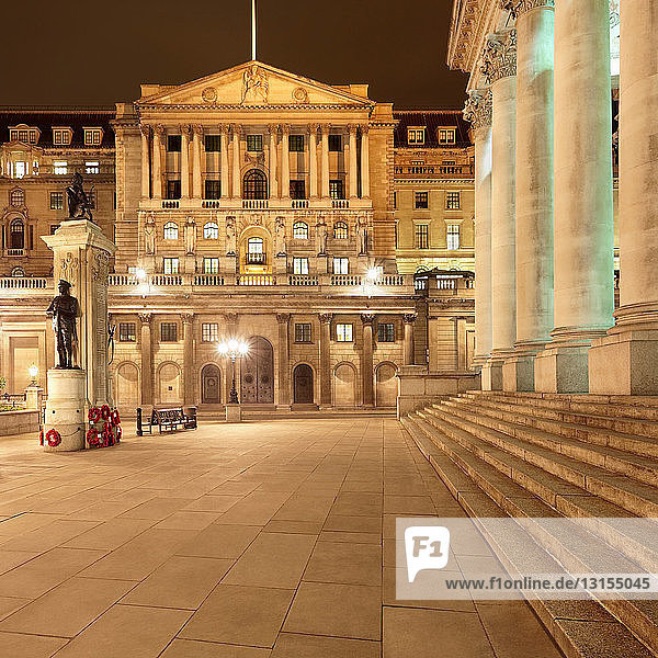 Bank of England bei Nacht beleuchtet