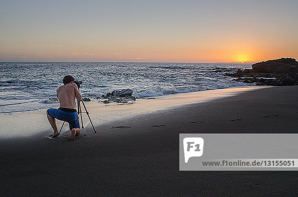 Jugendlicher beim Fotografieren  Table Rock Beach  Laguna Beach  Kalifornien  USA