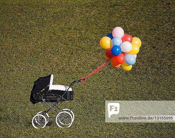 Luftballons und Kinderwagen