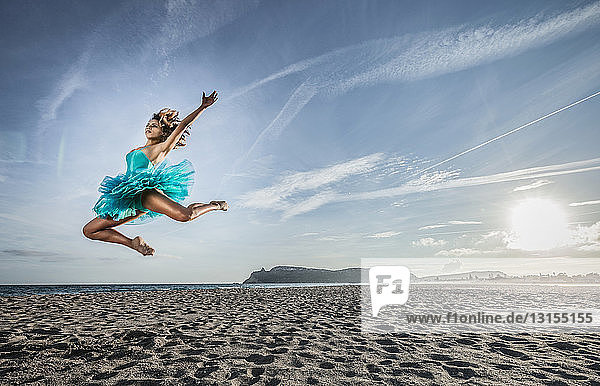 Junge Tänzerin springt  in der Luft  Cagliari  Sardinien  Italien