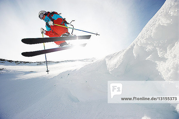 Skifahrer in der Luft