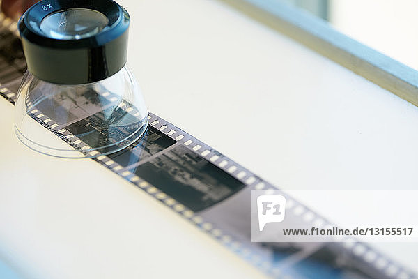 Streifen eines Schwarzweiß-Negativfilms auf einer Leuchtplatte