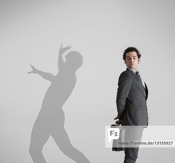 Mann mit Schatten im Hintergrund tanzt
