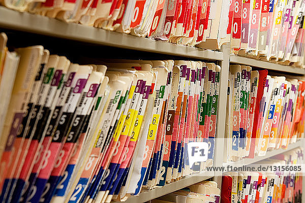 Reihen von Krankenakten von Patienten