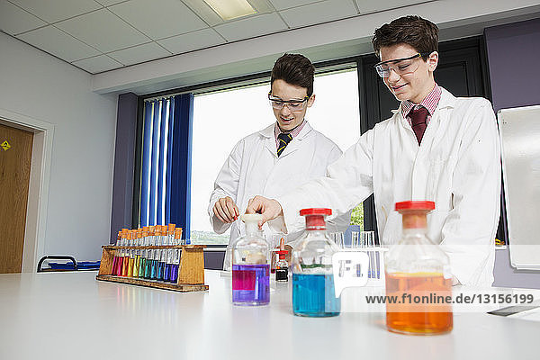 Studenten arbeiten im Chemielabor