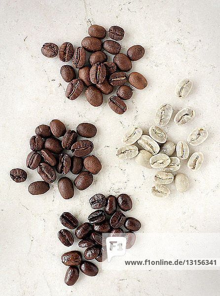 Stapel von verschiedenen Kaffeebohnen