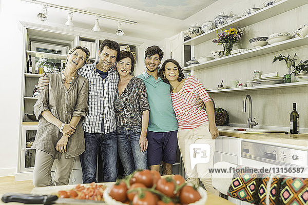Porträt von fünf erwachsenen Freunden in der Küche