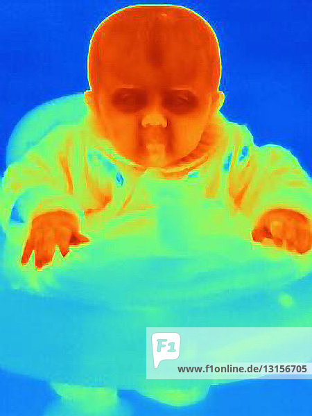 Wärmebild eines sechs Monate alten Jungen in einer Lauflernhilfe