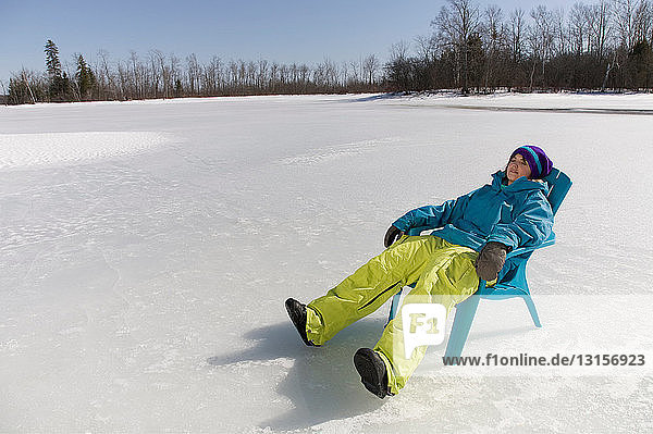 Frau entspannt sich auf gefrorenem See