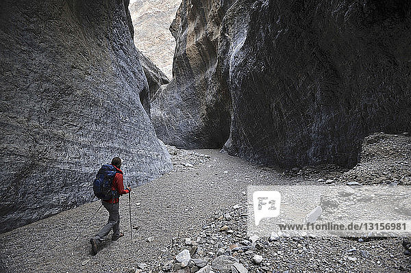 Wanderer erkundet Felsformationen  Marble Canyon  Death Valley National Park  Kalifornien