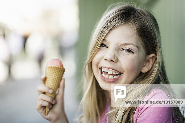 Porträt eines jungen Mädchens  das Eiscreme isst