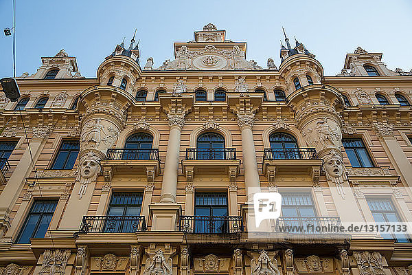 Niedriger Blickwinkel auf ein großes historisches Gebäude  Riga  Lettland