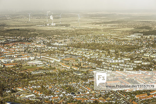Luftaufnahme von Vorstädten und Windkraftanlagen  Bremerhaven  Bremen  Deutschland