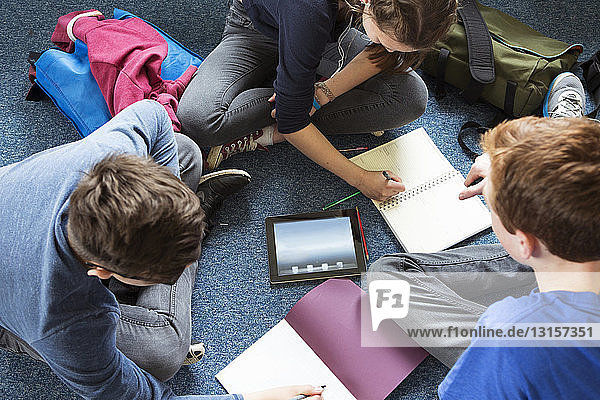 Gruppe von Mitschülern beim Lernen im Klassenzimmer