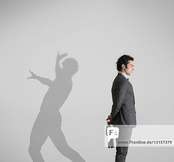 Mann mit Schatten im Hintergrund tanzt