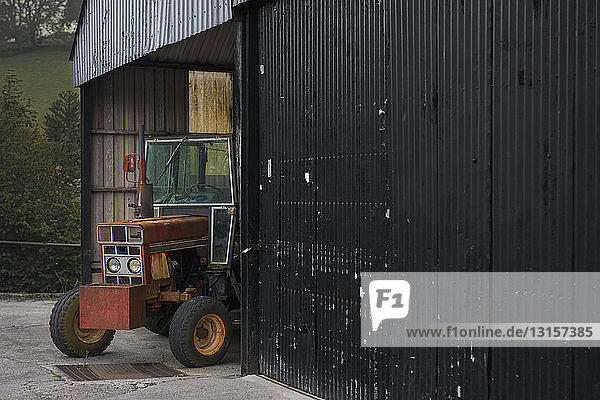 Traktor in Scheune geparkt