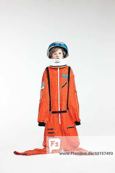 Junge als Astronaut verkleidet