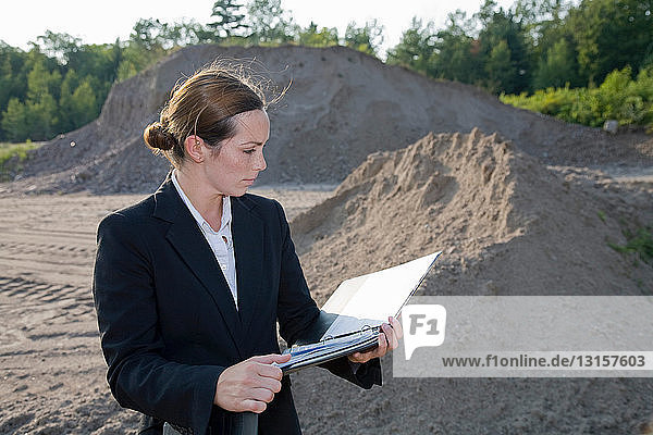 Geschäftsfrau plant Entwicklung